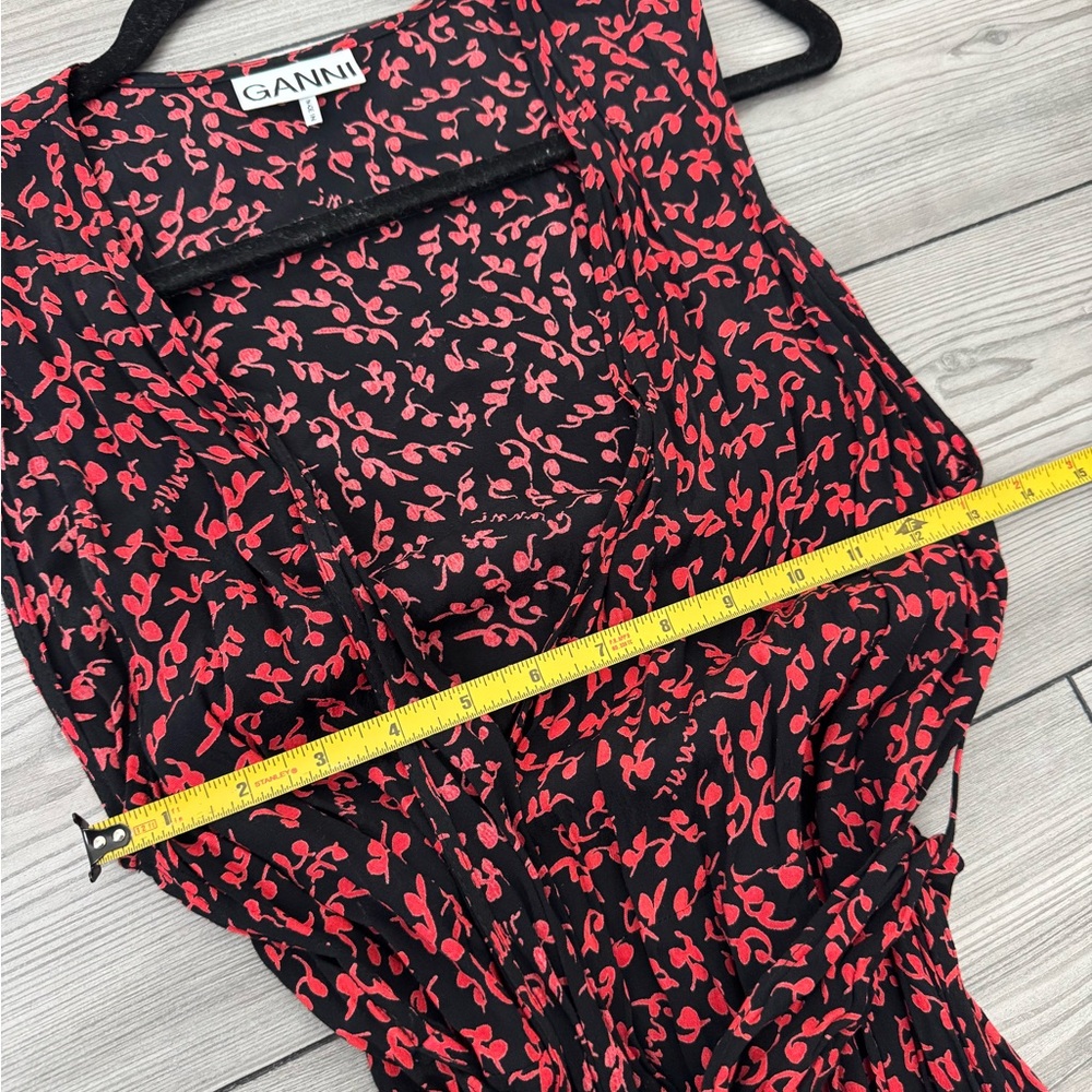 GANNI - PRINTED CREPE SLEEVELESS MIDI WRAP DRESS WITH BELT - Picture 9 of 11